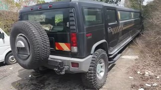 Vista traseira do Hummer H2 Stretch — Foto: Reprodução