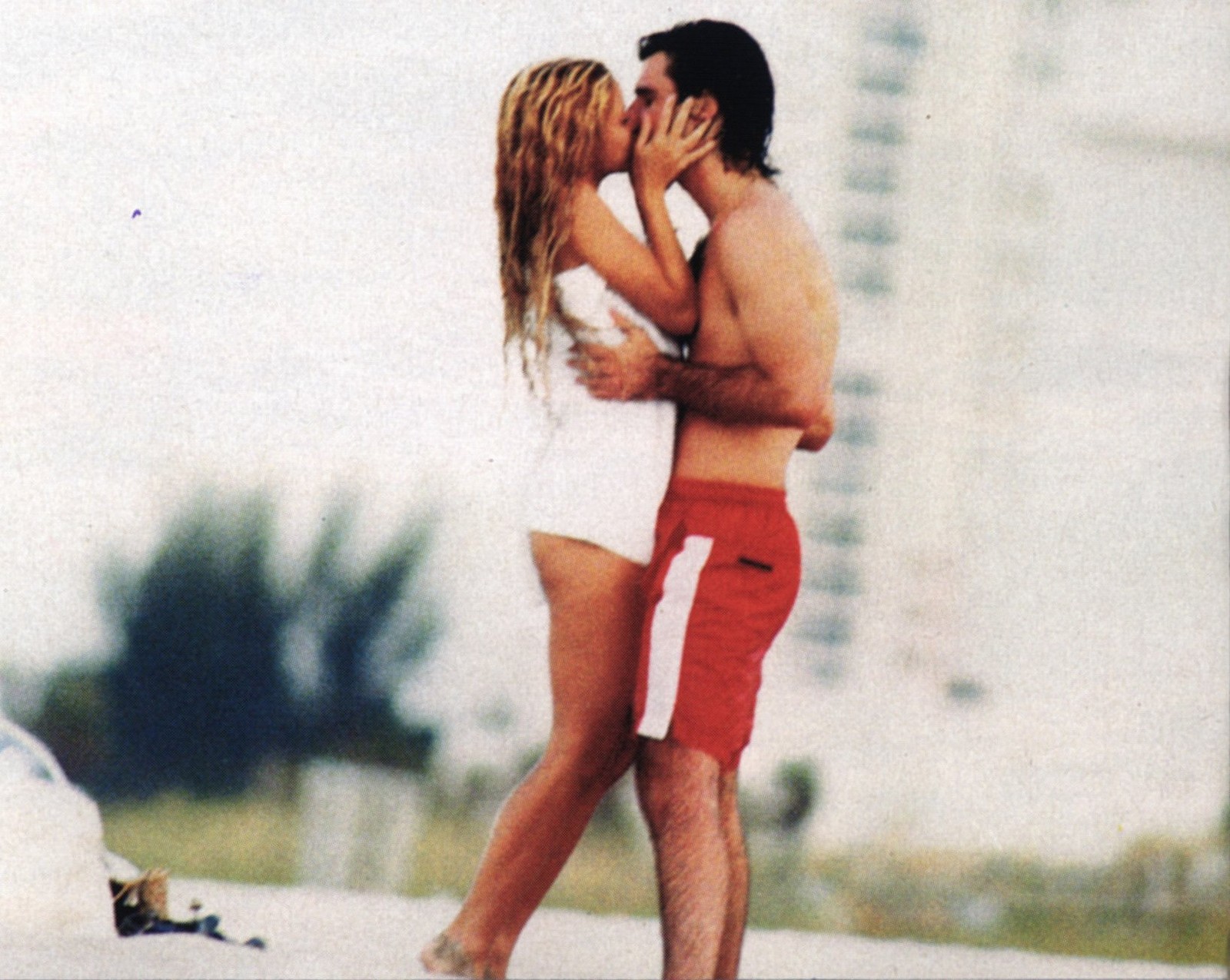 Shakira com o então namorado Antonio de la Rúa, em 2000 — Foto: Divulgação
