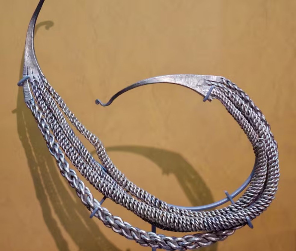 O arco de prata Viking forjado com o metal de origem islâmica — Foto: Divulgação/York Museums Trust