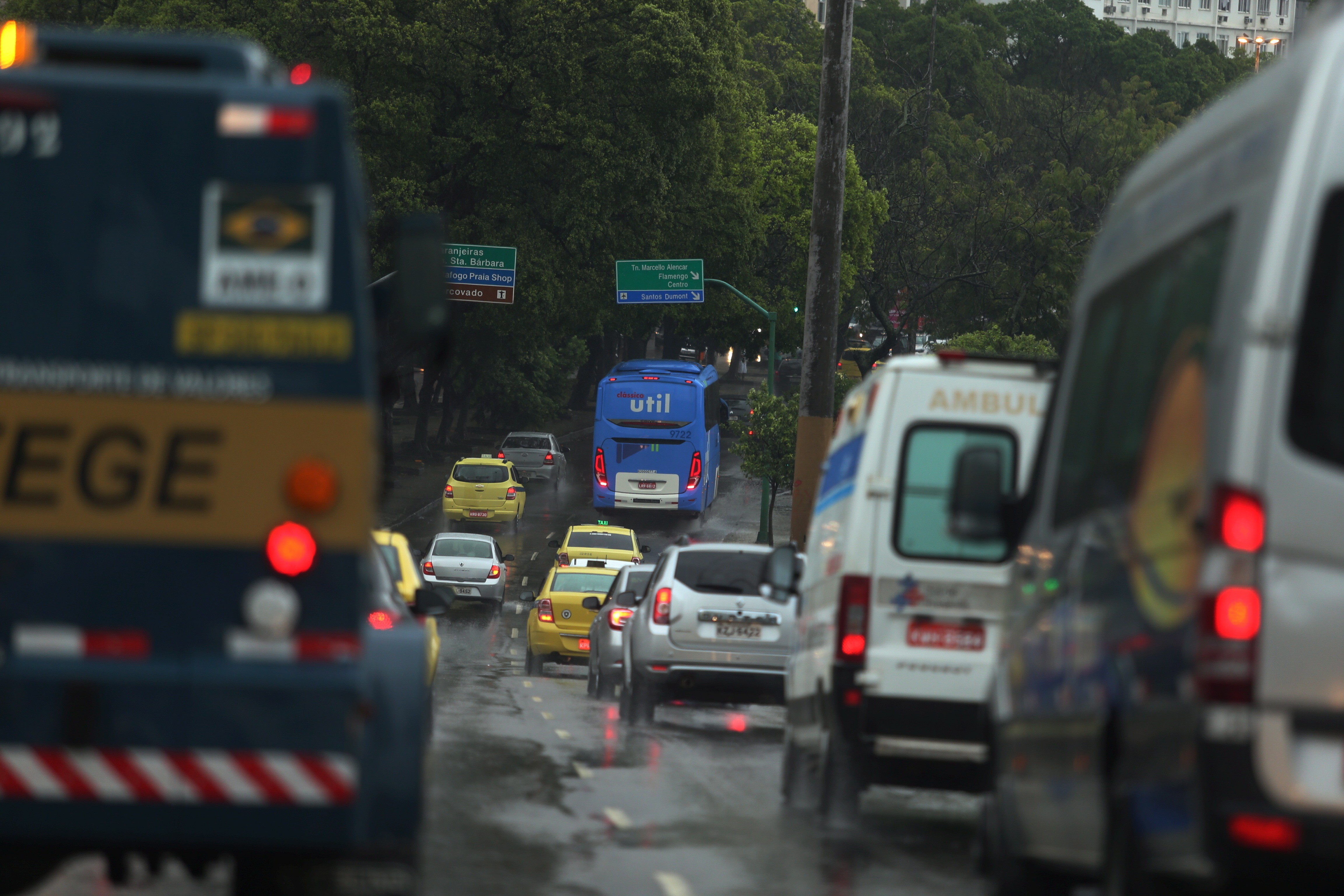 Trânsito supera população em situação de rua em enquete sobre principal problema de Botafogo; ainda dá tempo de votar - QTU Questões do Universo