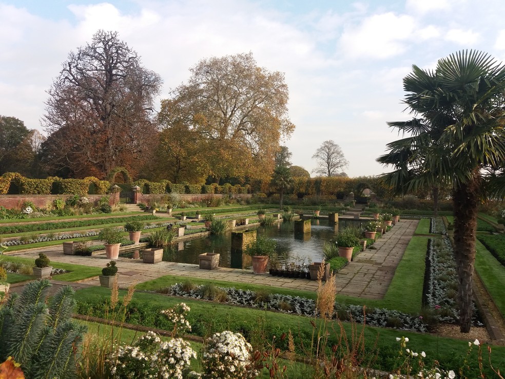Os jardins anexos ao Palácio de Kensington, num dos pontos mais elegantes de Londres — Foto: Eduardo Maia / O Globo
