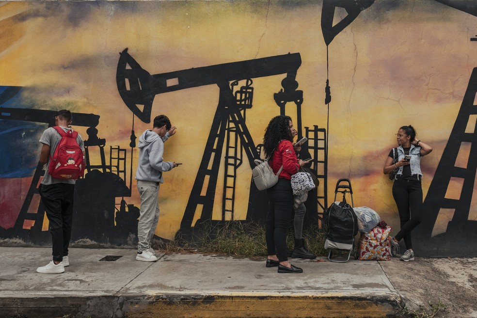 Pessoas próximas à sede da PDVSA, em Caracas — Foto: Adriana Loureiro Fernandez/The New York Times