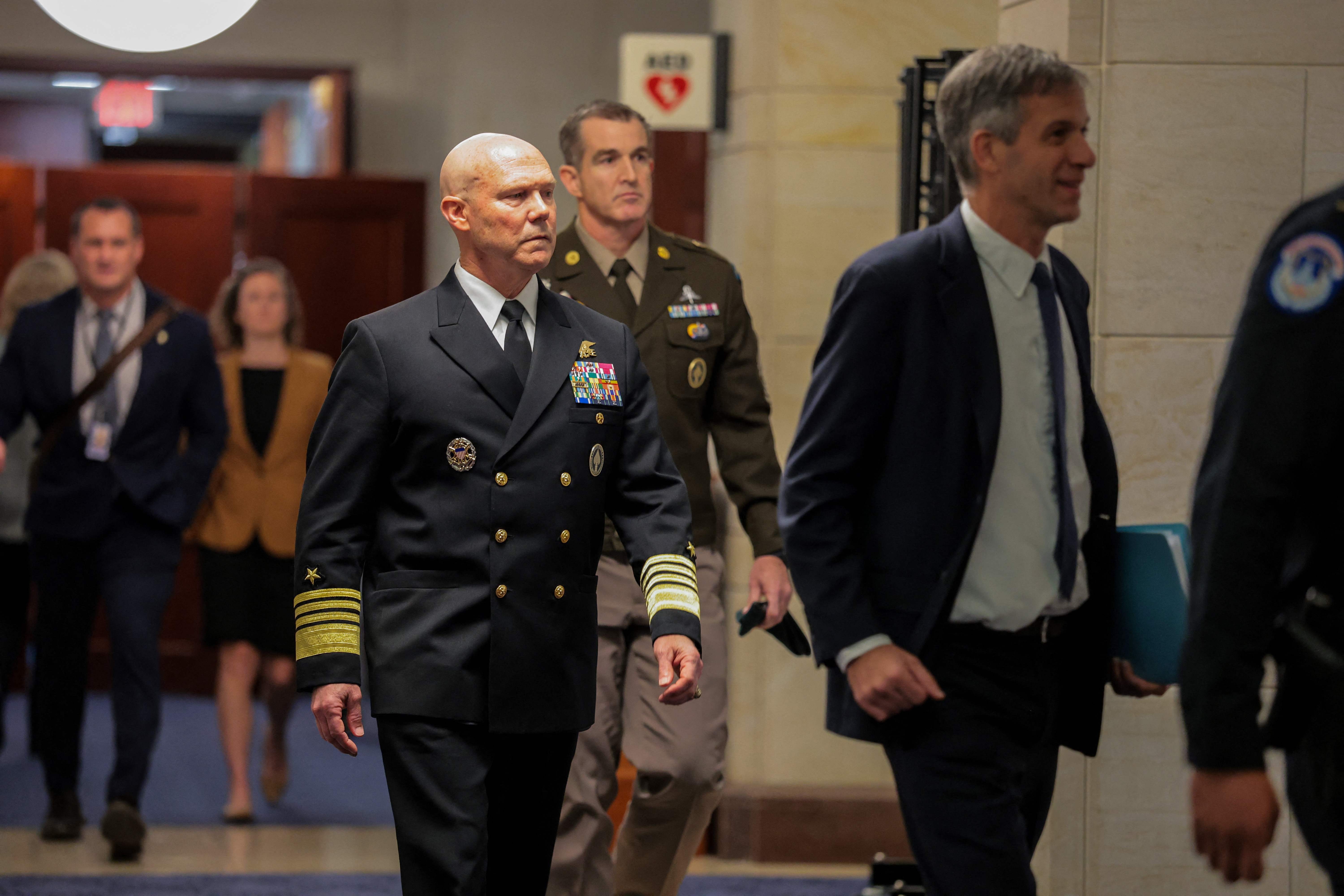 Ao Congresso dos EUA, almirante que comandou ataque a barco no Caribe diz que não recebeu ordens para 'matar todo mundo'