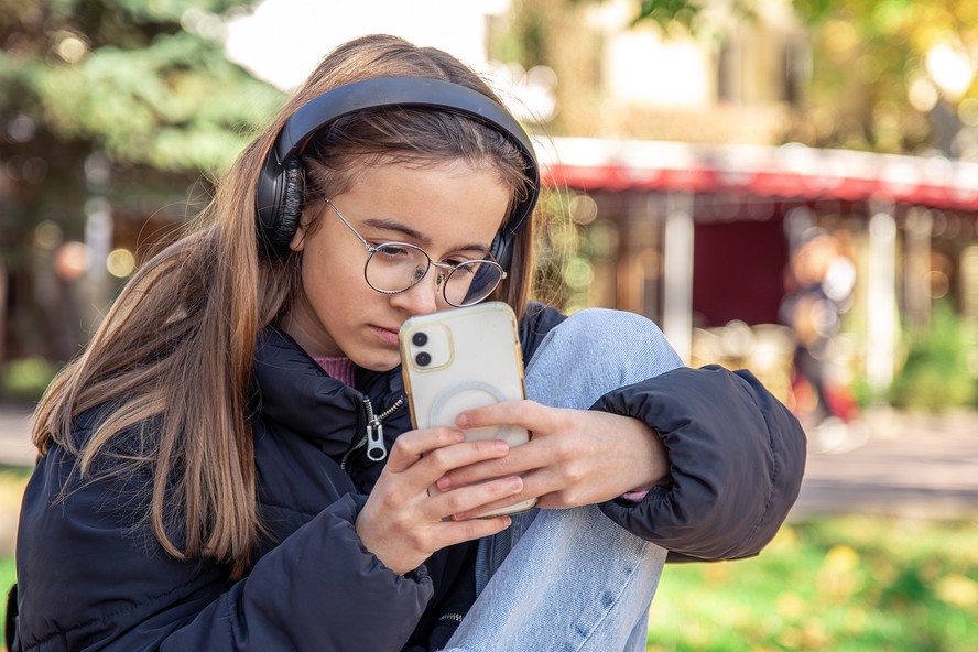Adolescente no celular