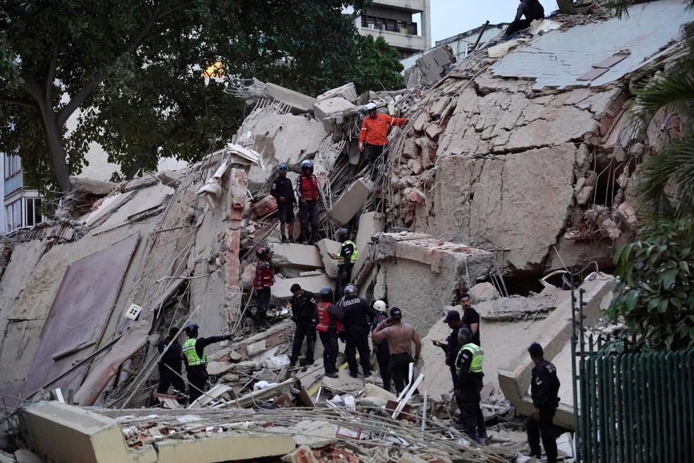 Equipes de resgate buscam vítimas em um prédio que desabou após um terremoto em Caracas — Foto: MANAURE QUINTERO/AFP