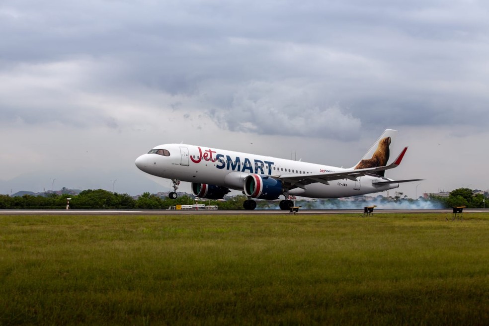 O avião modelo A320 da Jet Smart, que faz a rota Rio de Janeiro-Montevidéu, pousa pela primeira vez no aeroporto internacional do Galeão — Foto: Divulgação/RIOGaleão