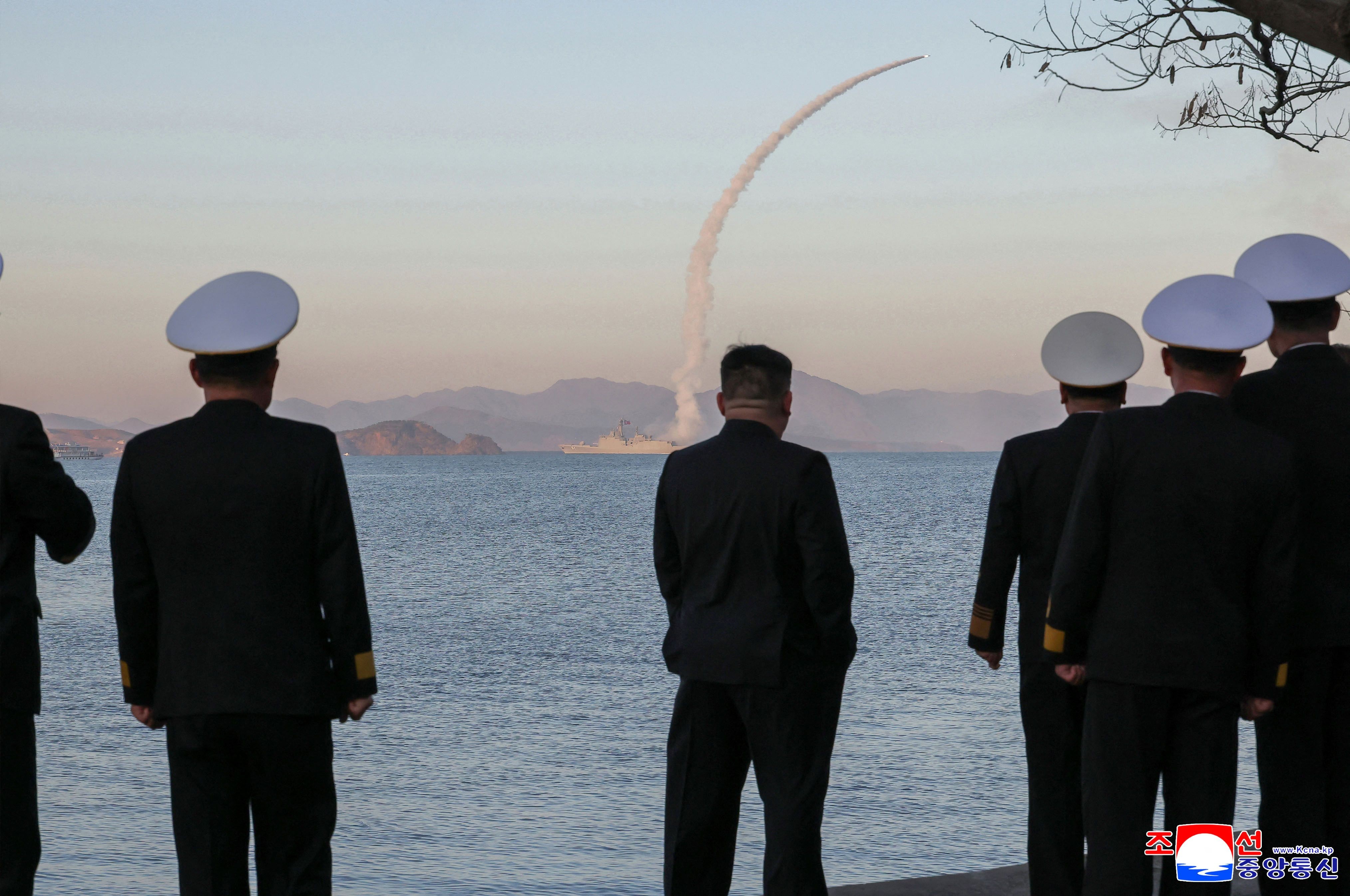 Líder norte-coreano supervisiona teste naval de mísseis de cruzeiro, diz agência