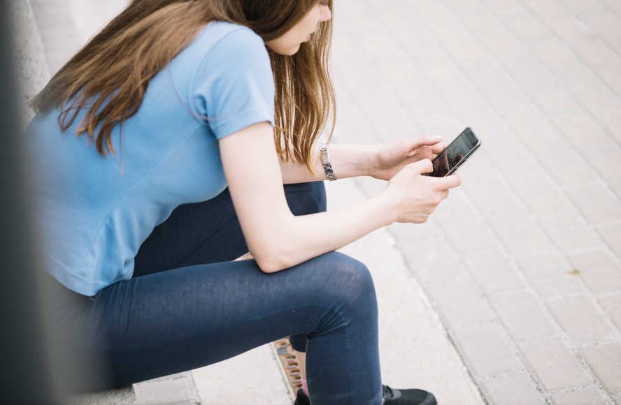 Especialista recomenda imprimir um acordo contendo: horários das atividades online e offline, sugestões de atividades offline, entre outros pontos combinados