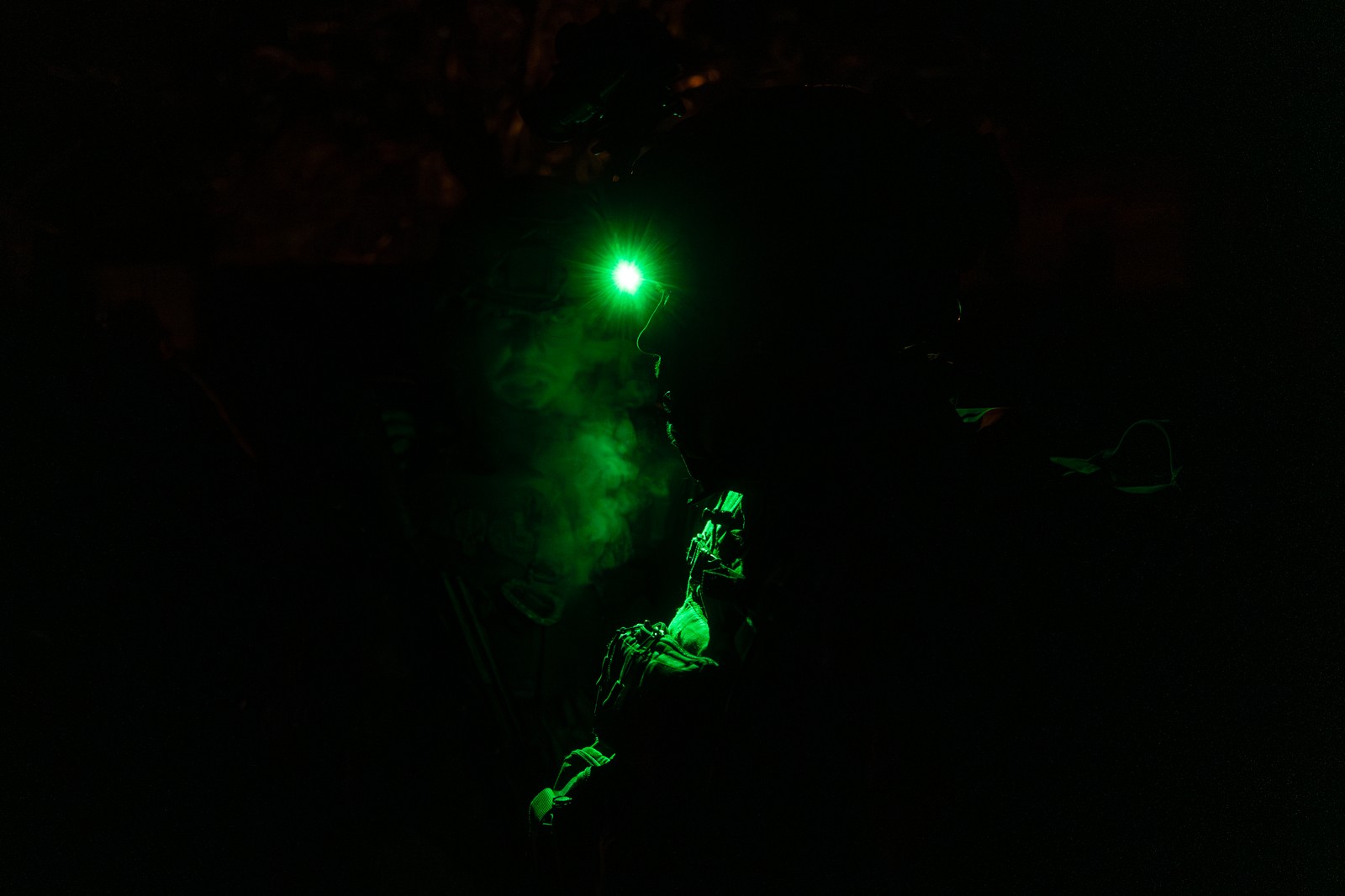 Soldado ucraniano se prepara para ser levado para um turno de três dias para o que se convencionou chamar de linha zero, o ponto onde as tropas estão combatendo diretamente em trincheiras ou pequenos aglomerados urbanos. Foto tirada em Kostiantinyvka, Oblast de Donetsk, Ucrânia — Foto: Yan Boechat