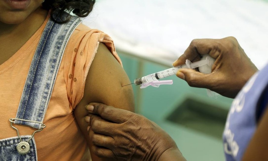 Vacina contra HPV deve ser dada a meninos e meninas a partir dos 9 anos