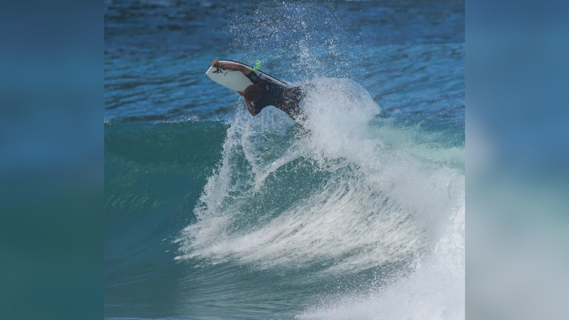 Prodígio e multiesportista, jovem de 14 anos quebra recorde na etapa brasileira do circuito Mundial de Bodyboard