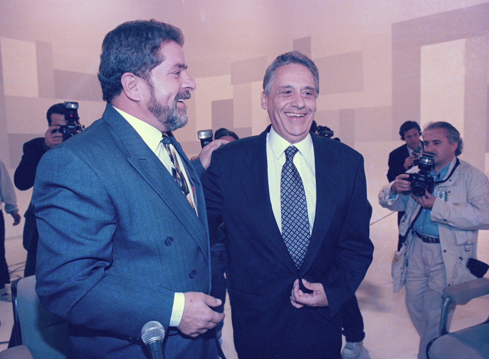Debate na TV: Lula e Fernando Henrique nos bastidores de encontro em 1994  — Foto: Otávio Magalhães/Agência O GLOBO