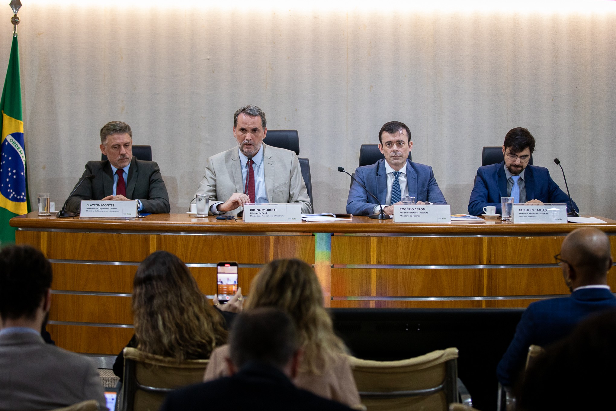 Apresentação das bases para o Orçamento de 2027 tem tom político com comparações com governo Bolsonaro