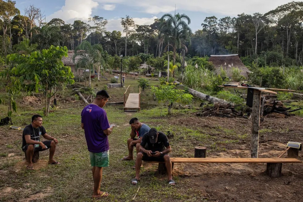 Indígenas Marubo usando a internet no interior do Brasil em 2024 — Foto: Victor Moriyama para o The New York Times