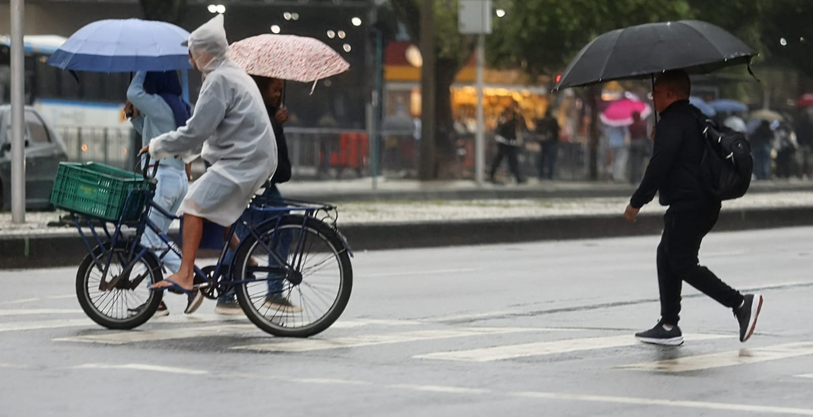 Frente fria perde força, mas mantém chuva em SP e alerta para temporais no Sul