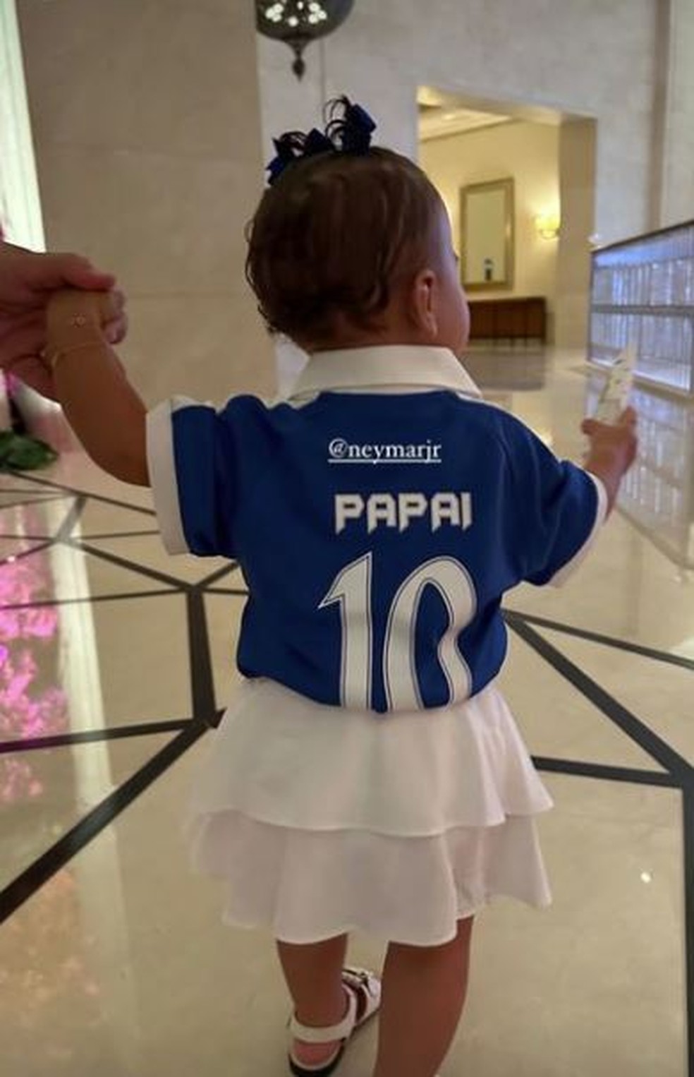 Mavie com a camisa infantil do Al-Hilal, o número 10 e a palavra papai nas costas — Foto: Reprodução