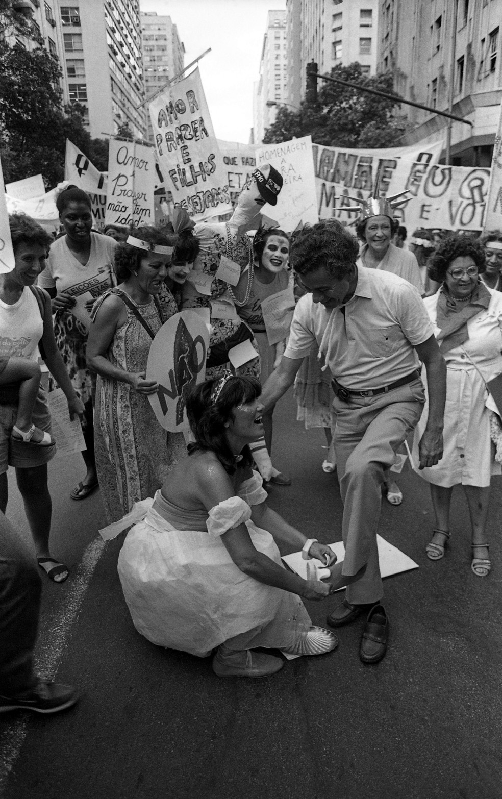 Homem calça "sapato da Cinderella" durante ato no Dia da Mulher em 1984 — Foto: Paulo Moreira/Agência O GLOBO