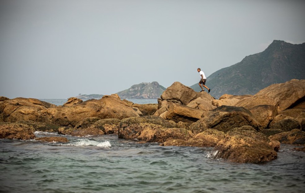 Na Ilha das Palmas é possível passear pelas pedras — Foto: Hermes de Paula
