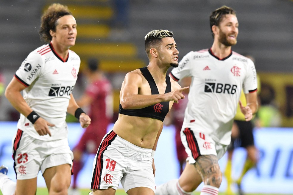 Andreas Pereira comemora o gol que abriu o placar contra o Tolima, pela Libertadores — Foto: Daniel MUNOZ / AFP