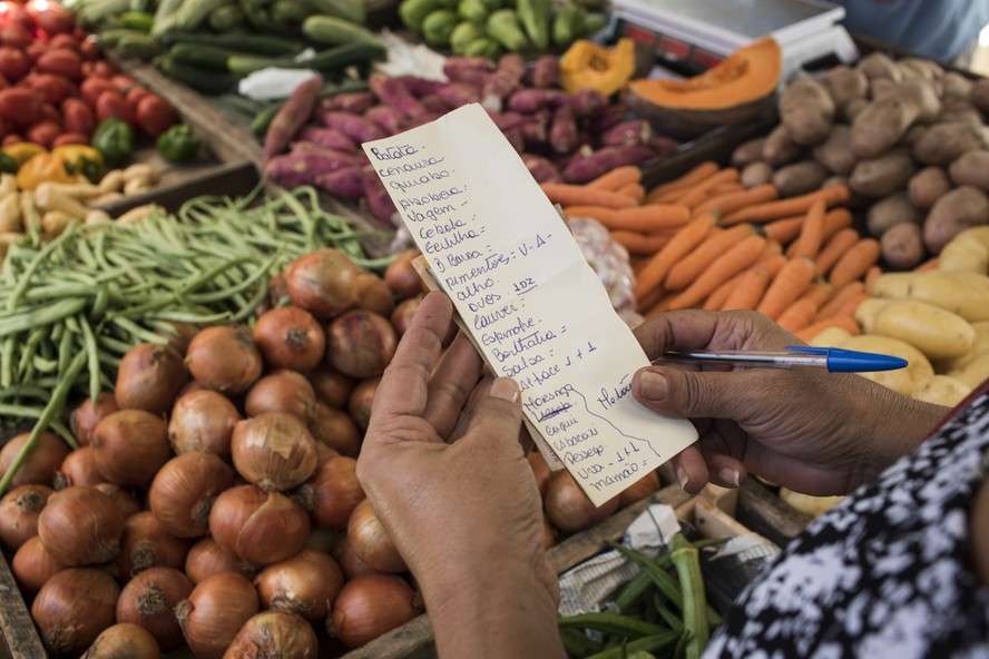 Alimentos pressionam a inflação: governo quer forçar queda nos preços com importados