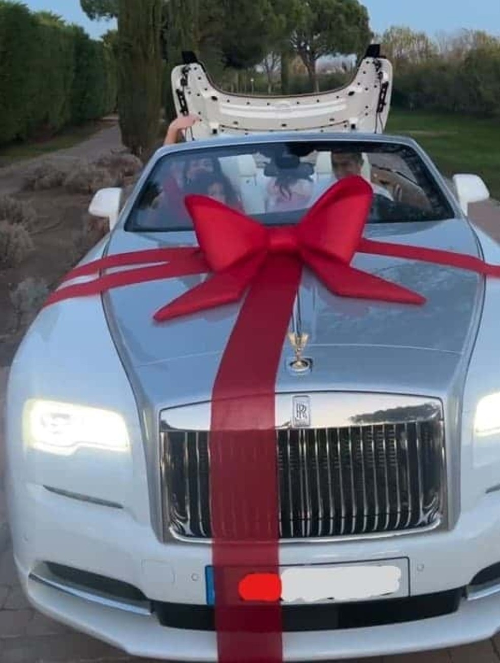 Cristiano Ronaldo ganhou carro milionário da mulher — Foto: Reprodução Instagram