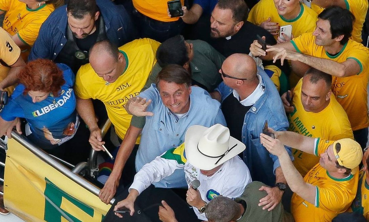 Momento em que Bolsonaro chega ao ato de 7 de Setmbro para discursar em palanque na Avenida Paulista: em discurso, presidente atacou ministros do STF e chamou Alexandre de Moraes de 'canalha'  — Foto: Miguel Schincariol / AFP - 07/09/2021