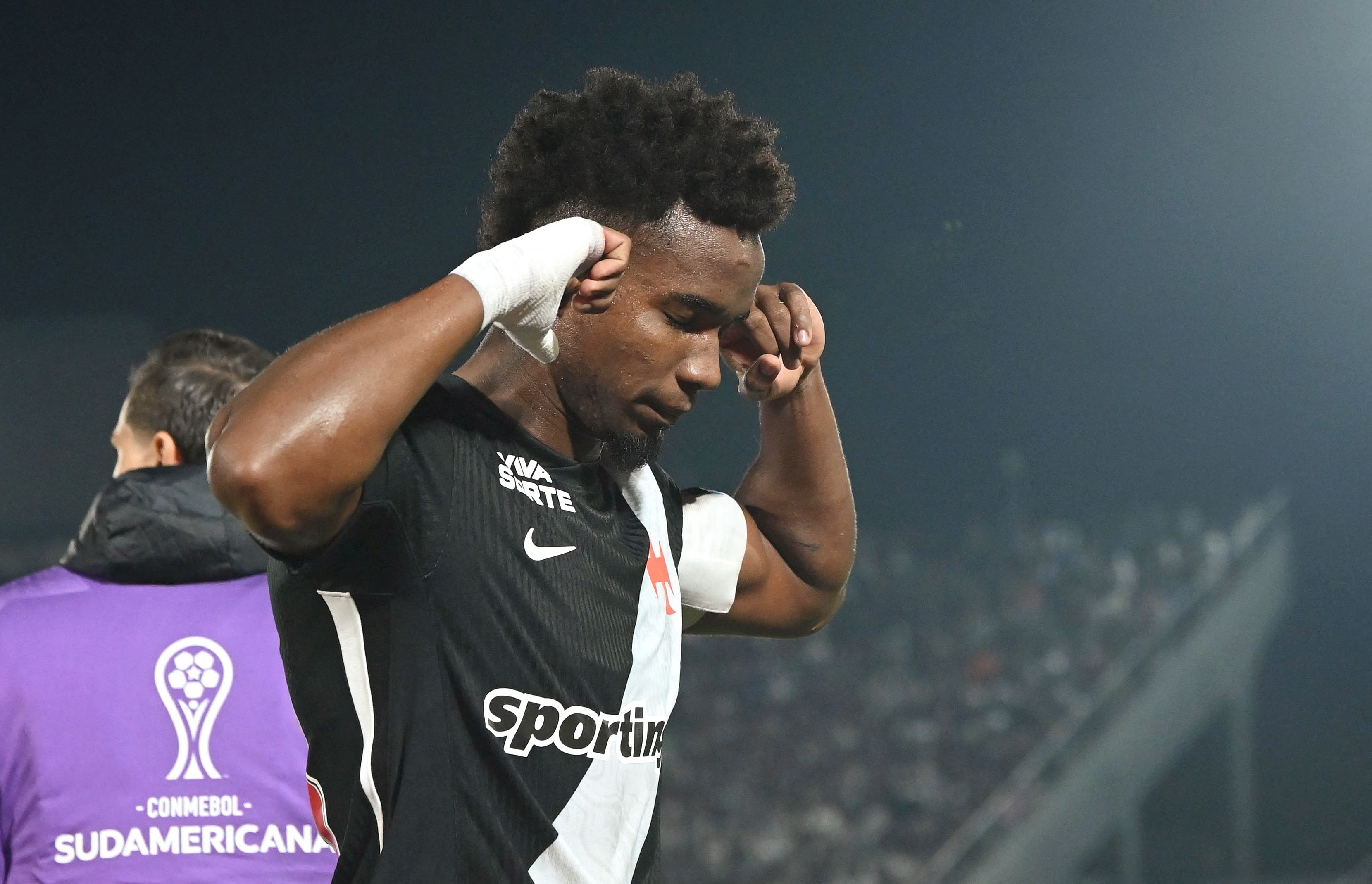 Thiago Mendes comenta classificação do Vasco em vitória de virada sobre Olimpia: 