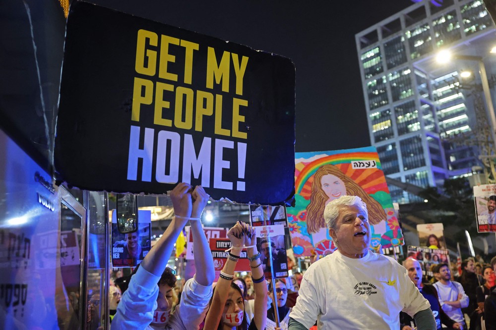 Manifestantes exigem a libertação de reféns israelenses em Gaza em ato em frente ao Ministério da Defesa de Israel — Foto: Jack Guez/AFP