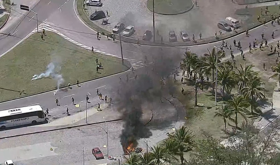 Torcedores do Peñarol provocam caos na praia do Pontal, no Recreio dos Bandeirantes — Foto: Reprodução