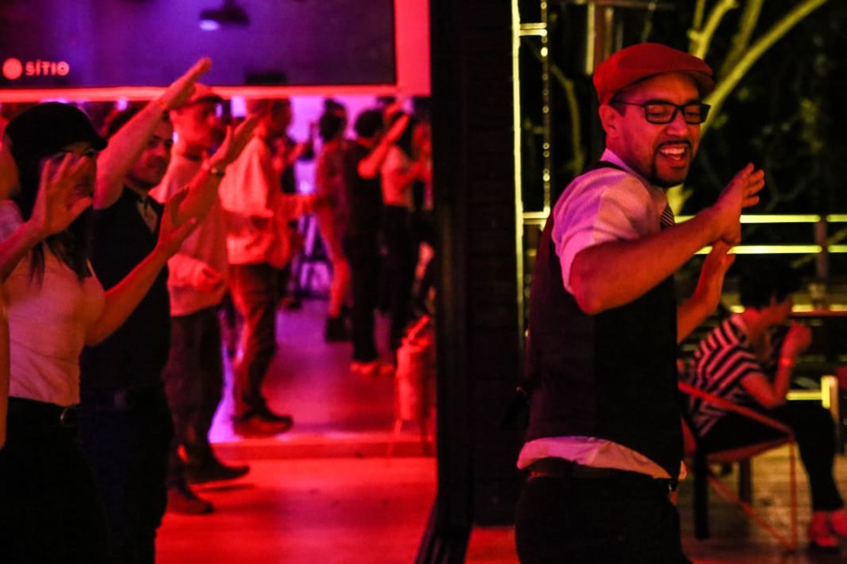 No ritmo da dança: curso de instrutor de charme agita Viaduto de Madureira