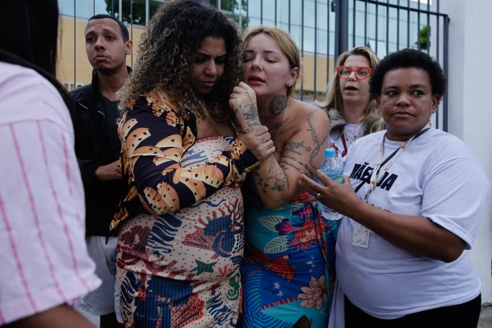 Raquel Rodrigues (ao centro) é amparada por outras mães, na porta do IML, ao reconhecer o filho Yago Ravel Rodrigues Rosário, morto durante a megaoperação do Rio — Foto: Leo Martins / Agência O Globo