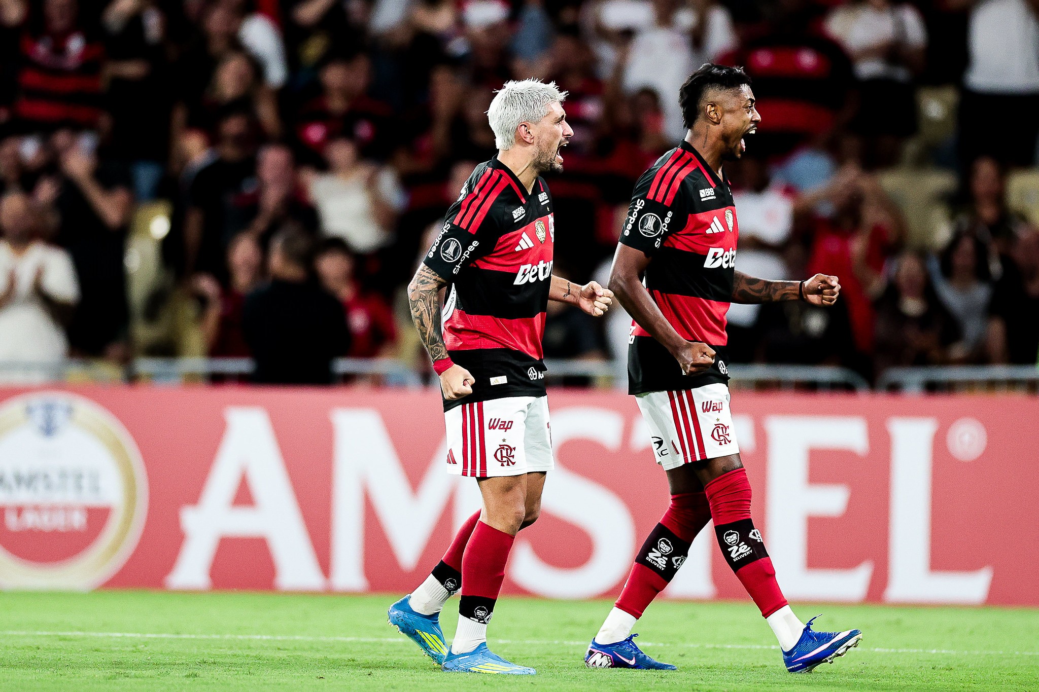 Bruno Henrique e Arrascaeta se destacam e se aproximam de recordes na Libertadores