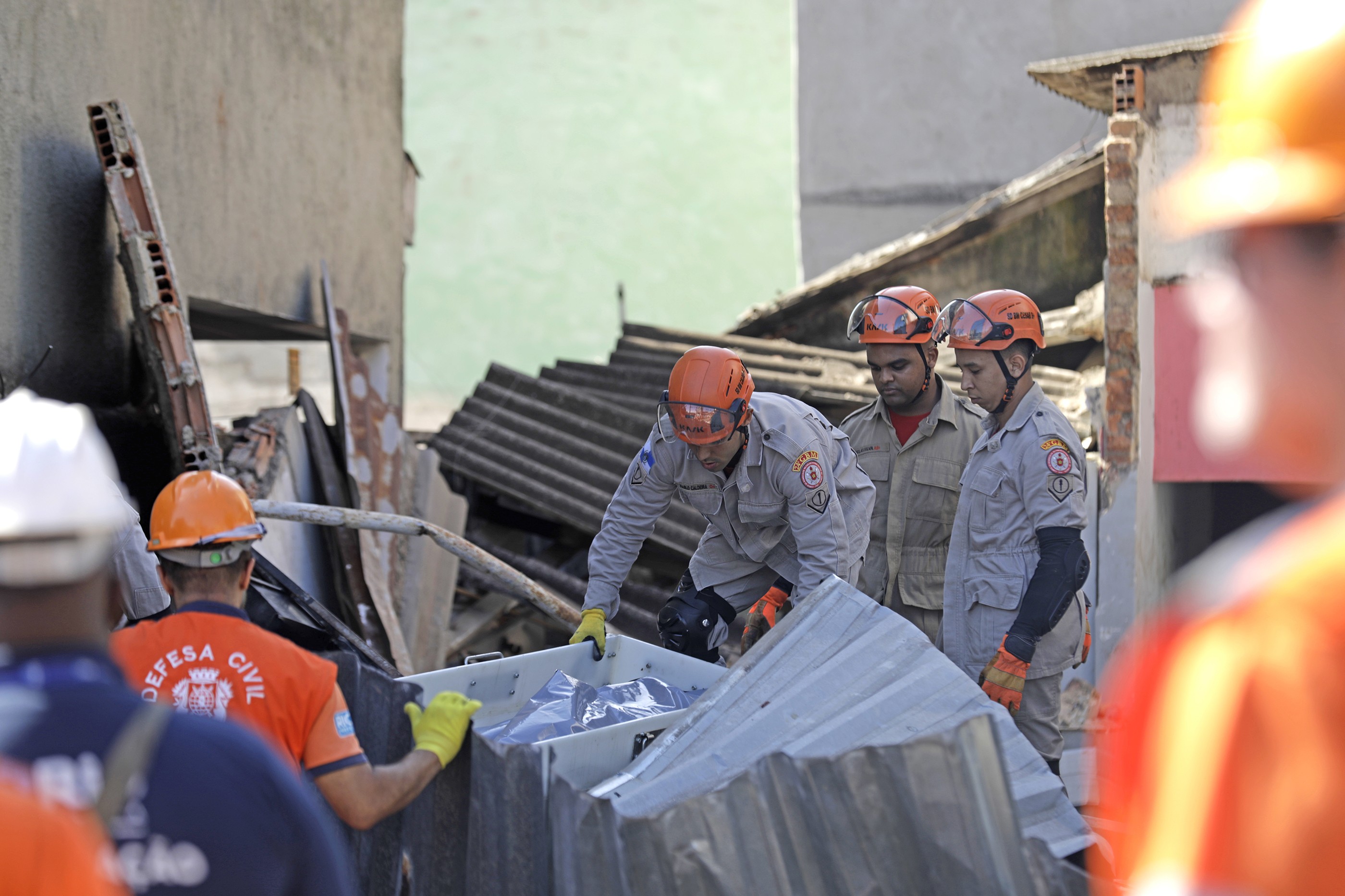 Rompimento de adutora mata idosa na Zona Norte do Rio; 'Era tanta água que não tinha o que fazer', lamenta filha