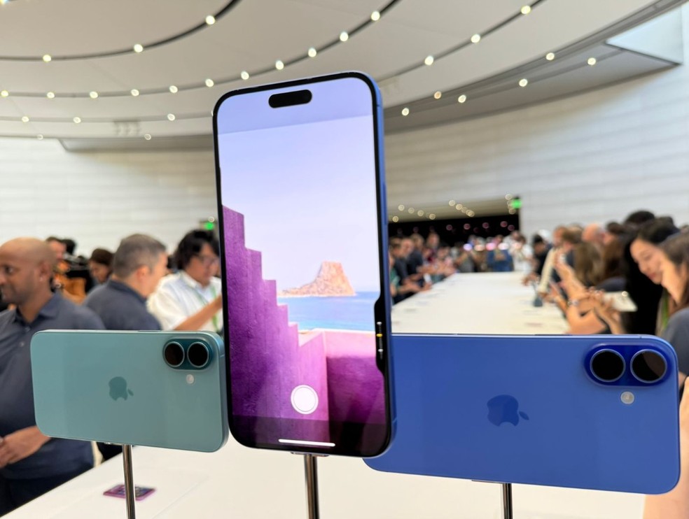 Nova geração do iPhone 16 vem com novo design de câmeras na parte traseira (alinhadas de forma vertical) e novas cores, como azul, verde, rosa, branco e preto — Foto: Bruno Rosa/O Globo