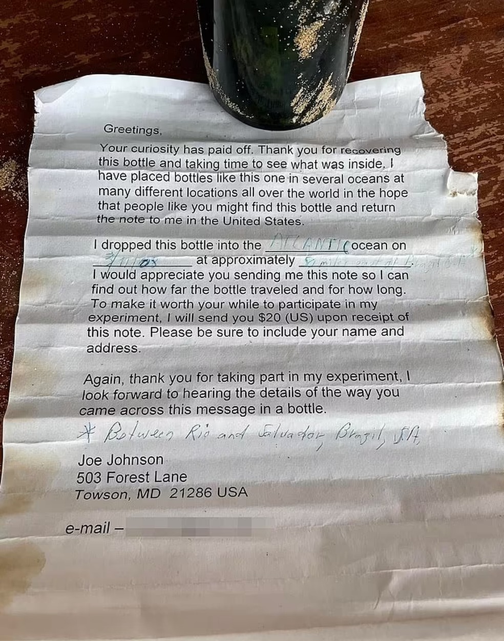 A garrafa de vinho foi encontrada na última segunda-feira em uma praia de Peterborough, no sudoeste de Victoria — Foto: Reprodução/Facebook