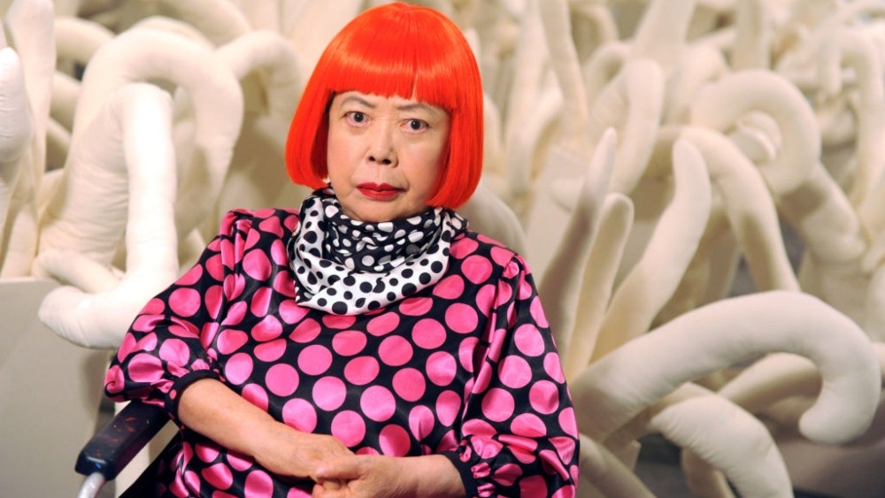 Morre Yayoi Kusama, artista que levou suas visões da infância às galerias e vitrines do mundo - QTU Questões do Universo