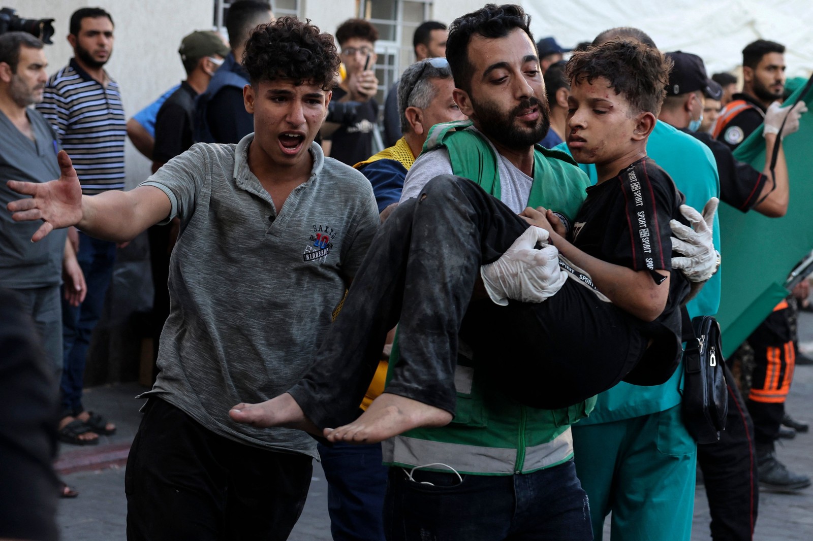 Médico do pronto-socorro disse à AFP que as equipes médicas lidam com 'um grande número de vítimas' — Foto: Mohammed Abed / AFP