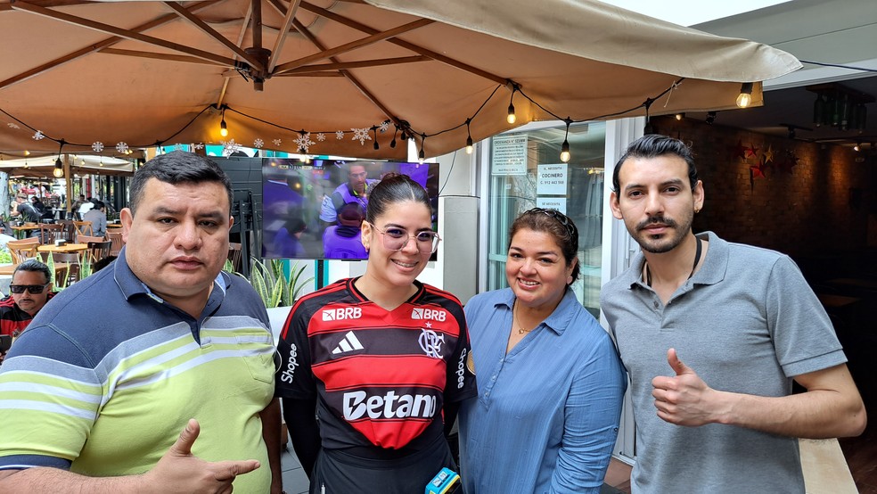 Bar Galina, in Lima, welcomes Flamengo fans with T-shirts and the match on the big screen - Photo: Davi Ferreira