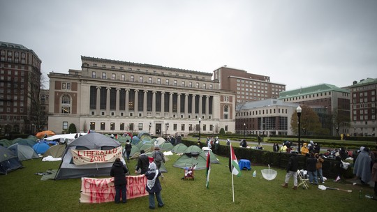 Columbia oferecerá aulas remotas até o fim do período após protestos contra guerra em Gaza varrerem universidades dos EUA 