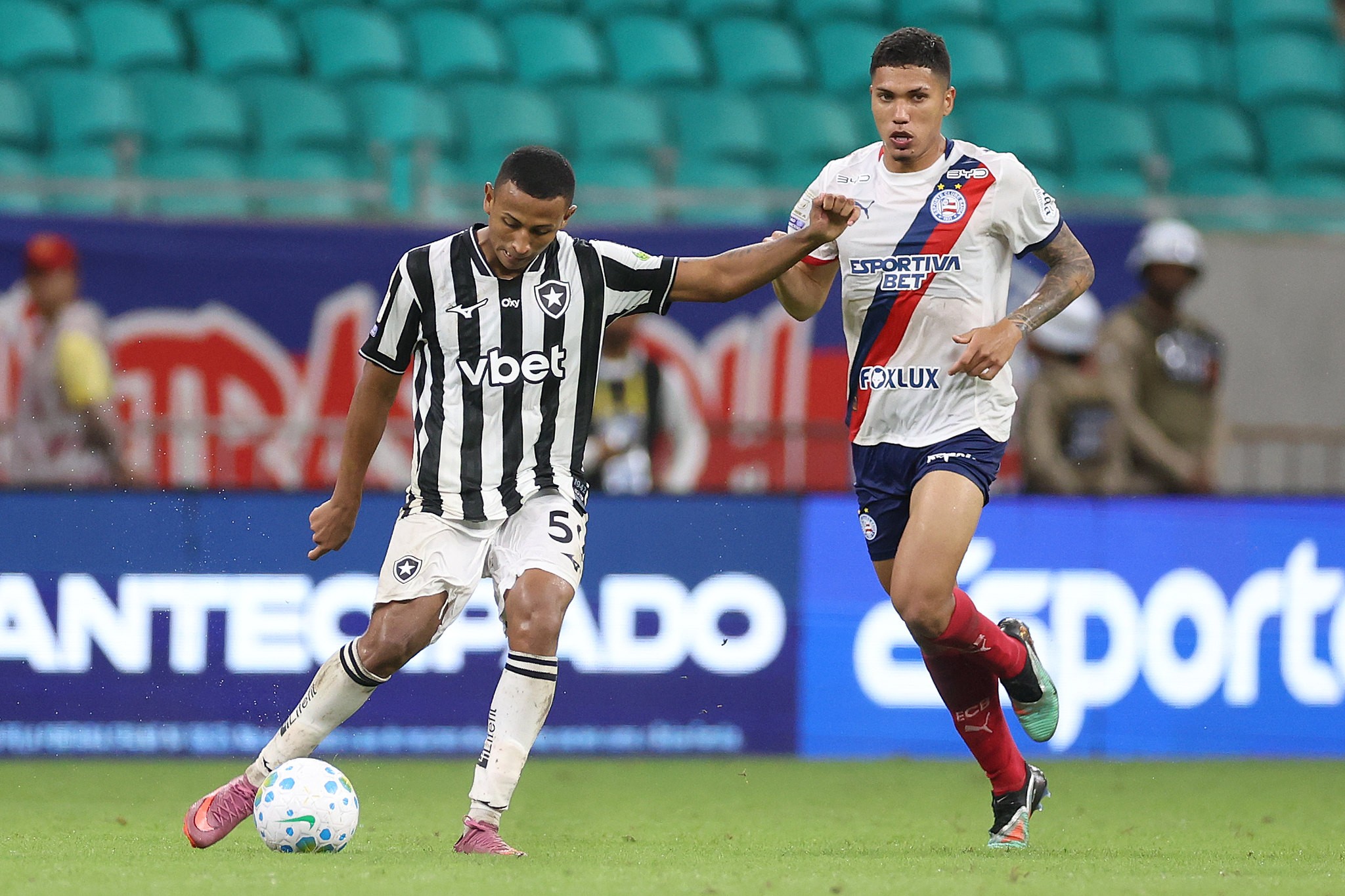 Botafogo leva gol nos acréscimos e perde para o Bahia em jogo marcado por erro e expulsão