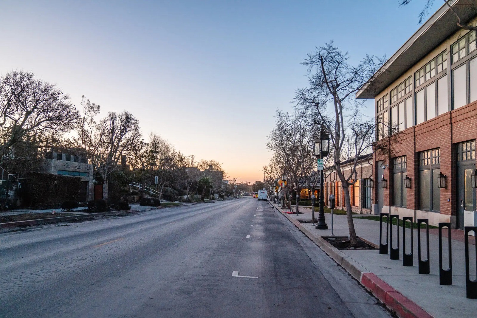 Casas destruídas contrastam com imóveis intactos devido à atuação de bombeiros particulares durante incêndios em Los Angeles — Foto: Ariana Dehsler/The New York Times