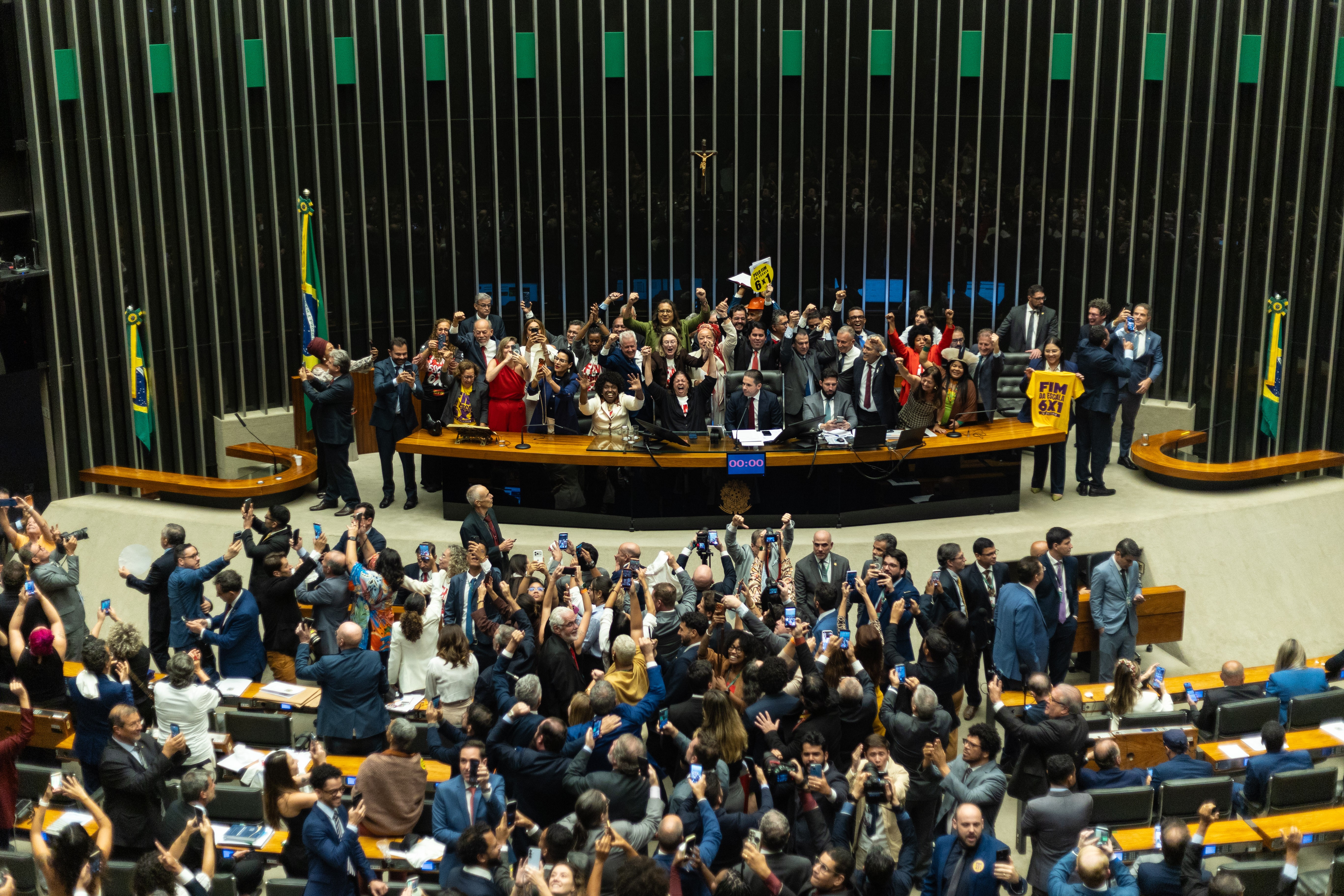 Lei ordinária deve tratar de exceções à escala 5x2 em 30 dias após promulgação, diz relator