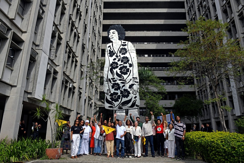 Cerimônia de inauguração de escultura de Marielle Franco na Uerj reuniu parentes, amigos e reitora da universidade — Foto: Divulgação/George Maragaia/Uerj