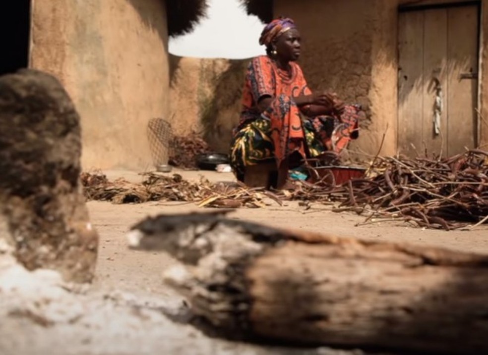 Mulheres são enviadas para acampamentos para "bruxas" na aldeia de Kukuo, no Norte de Gana — Foto: Reprodução de vídeo / TV France 24