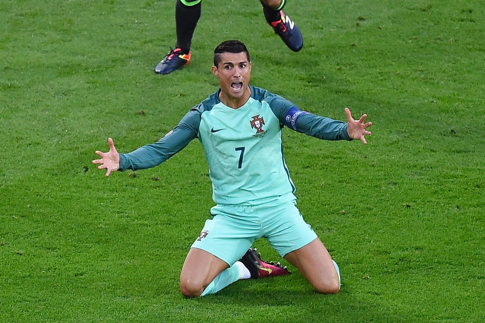 Cristiano Ronaldo em atução durante a semifinal da Eurocopa 2016 — Foto: OMAIN LAFABREGUE/AFP