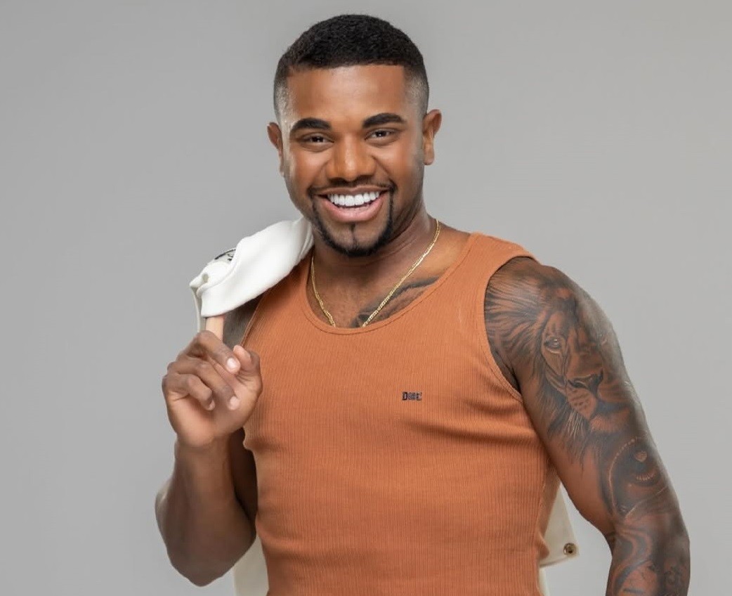 Davi Brito, vencedor do "BBB" 24, com o maior prêmio da história, no total de R$ 2,92 milhões, investiu na compra de casas para venda. Além disso, usou a quantia para ajudar a família: comprou casa para o pai, apartamento para a mãe e um prédio para a irmã. Ele contou que se matriculou em uma faculdade para cursar Direito — Foto: Reprodução/Instagram