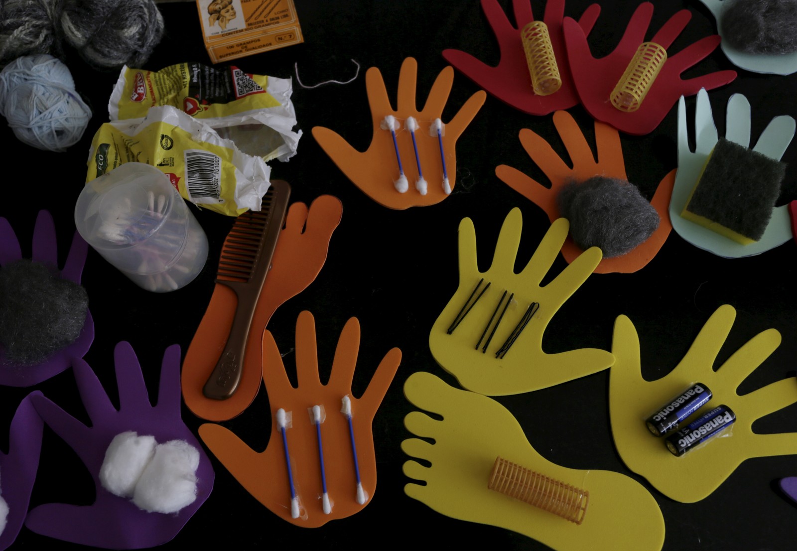 Sensory practice work created by IBMR students — Photo: Marcelo Thebald / Agência O Globo