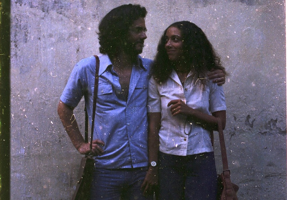 Wagner Moura e Alice Carvalho em "O agente secreto" — Foto: Divulgação / Victor Jucá