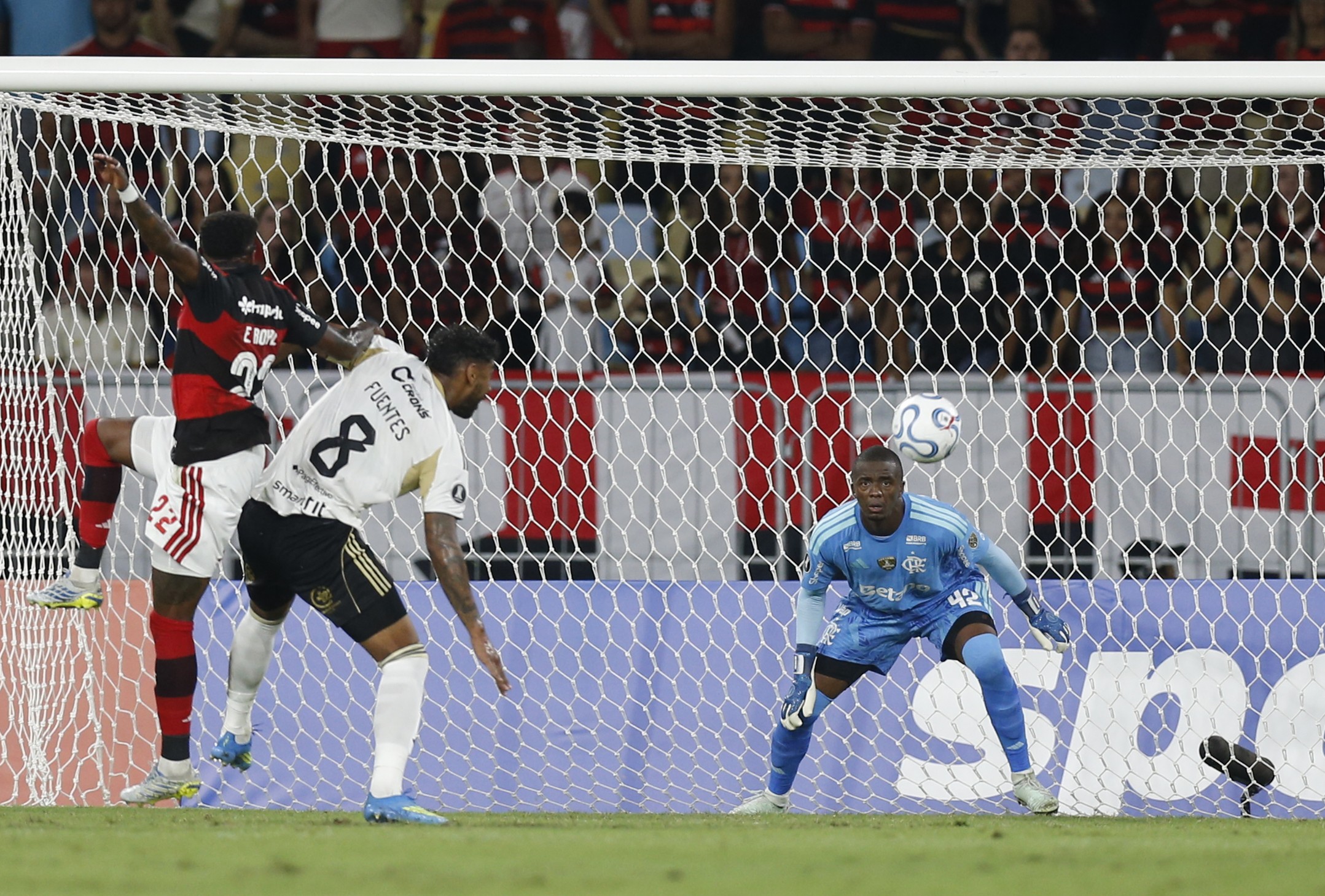 Goleiro do Flamengo celebra seu primeiro jogo pela Libertadores: 