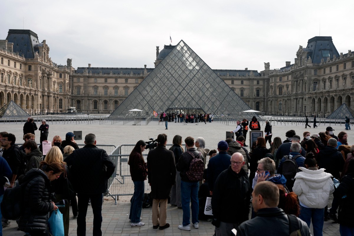 Estudantes bloqueiam acesso ao Museu do Louvre em apoio ao movimento estudantil e protesto contra repressão policial